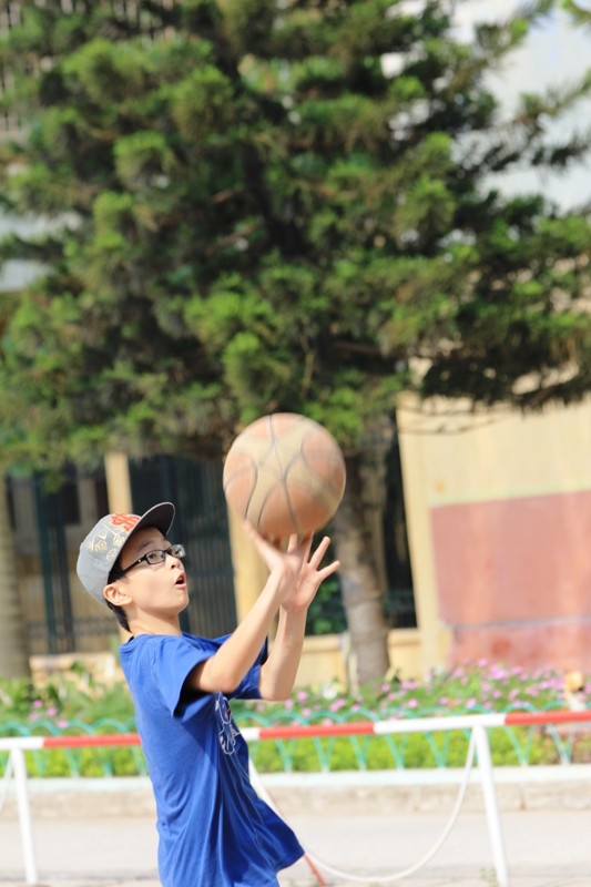 Ngoài các trò chơi trên, các em được tự do chơi những môn thể thao mình yêu thích như bóng rổ.